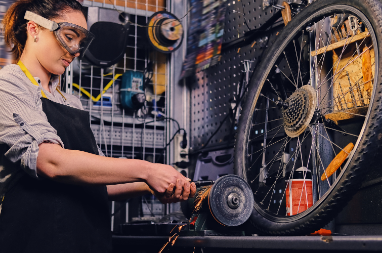 Spécialisez-vous avec la formation Mécanicien.ne Cycles Spécialisé.e en Réemploi !