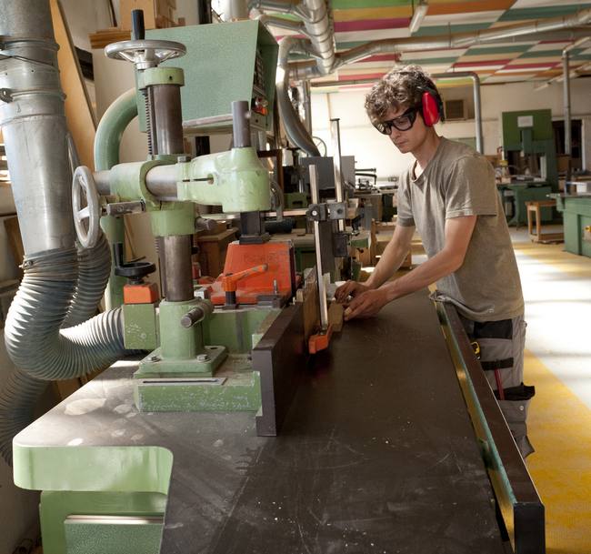 Menuisier, menuisière de fabrication bâtiment ameublement